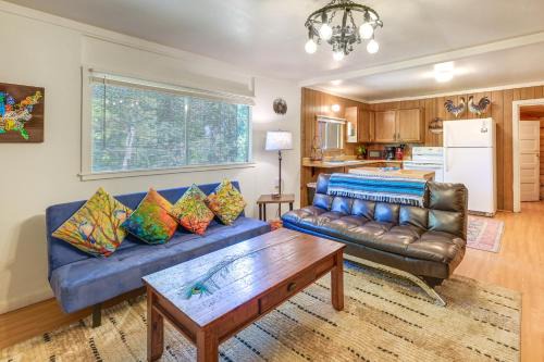 Pinehurst House | Rustic Cabin with Patio 8 Mi to Kings Canyon Park