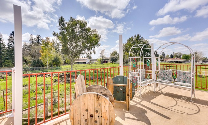 Tulare Cottage | Rustic California Vacation Rental w/Rooftop Patio