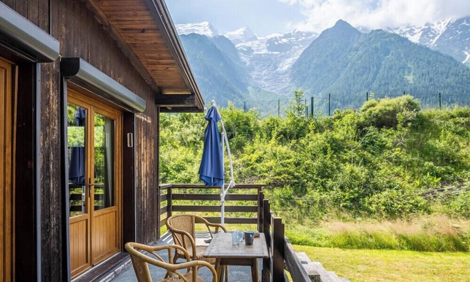 Les Bossons Ski Chalet | Rustic chalet with garden in Chamonix