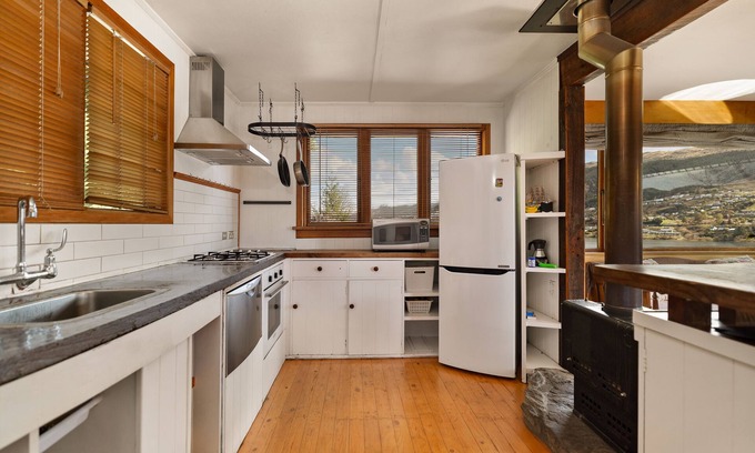 Kelvin Heights Apartment | Rustic Charm Nest