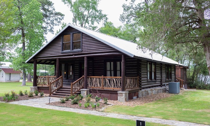 Livingston Cabin | Rustic Charm with Modern Amenities, Two Creeks Crossing Resort