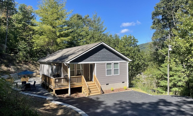 Fletcher House | Rustic Chic Mountain Home 15 min from DT Asheville