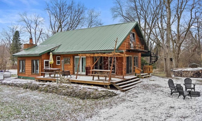 Milwaukee Cabin | Rustic City Oasis on the River