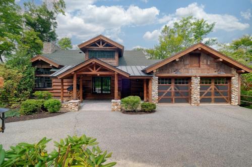 Lincoln House | Rustic & Comfy Retreat Elevator - Hot Tub - Games