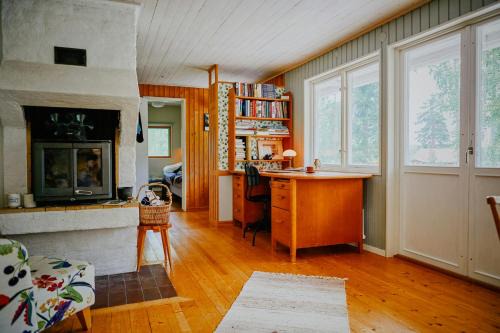 Bodarne House | Rustic Cottage For Creative Souls By Lake Lingbo