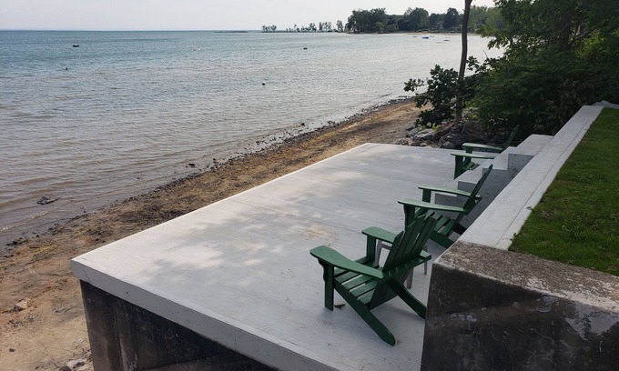 Fort Erie Cottage | Rustic cottage with private beach and lake access.