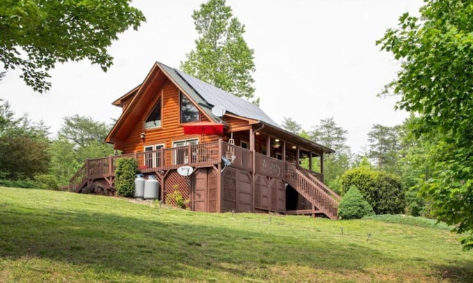 Sweetbriar Farms Cabin | Rustic Eco-friendly Log Cabin Stunning Views 2+acres