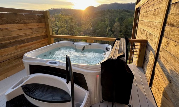 Ellijay Cabin | Rustic Ellijay Cabin Private Hot Tub Scenic Mountain View’s-close to Blue Ridge