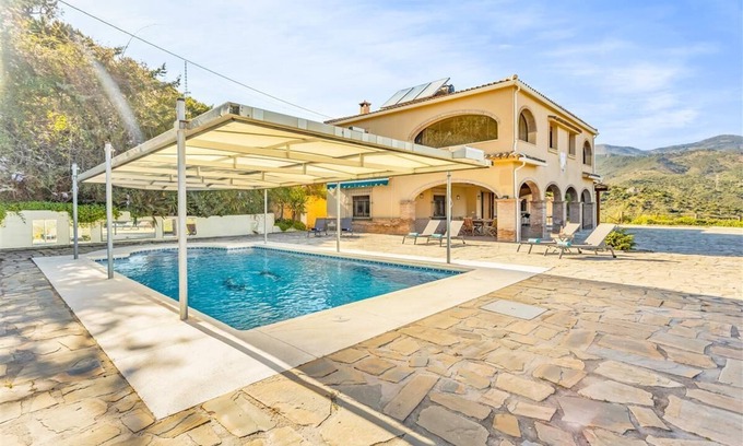 Estepona Villa | Rustic family villa with air con, Wifi and pool, Countryside, short drive to town and beach