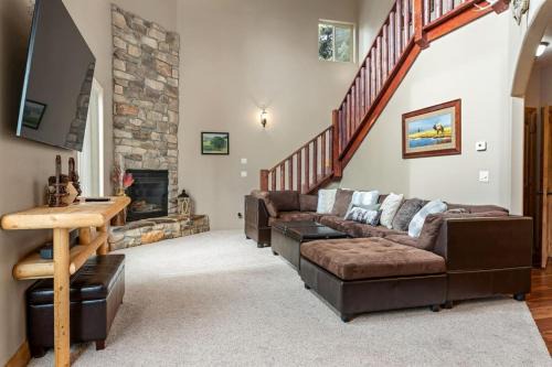 Meadow View Heights House | Rustic Forest Retreat