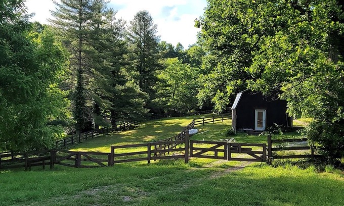 Hendersonville Apartment | Rustic Hendersonville Farm Studio w/Private Deck