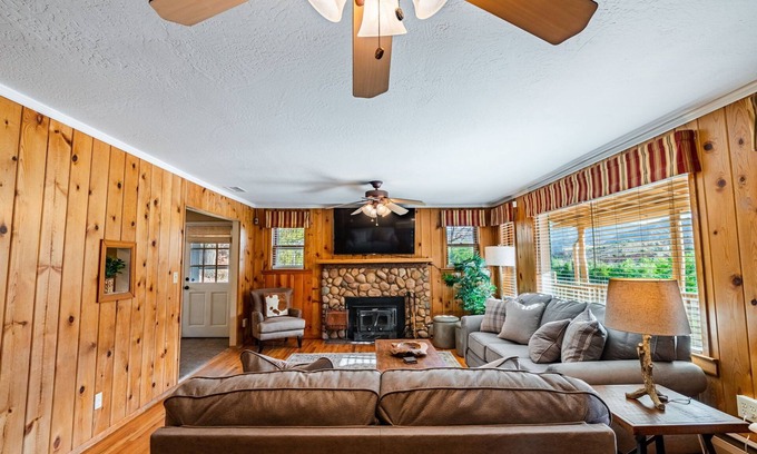 Canon City Cabin | Rustic lodge centrally located to all the Royal Gorge attractions