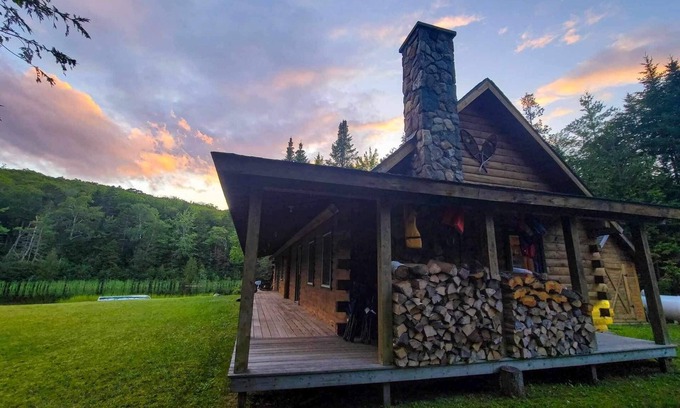 Maidstone Cabin | Rustic log cabin on beautiful Maidstone Lake