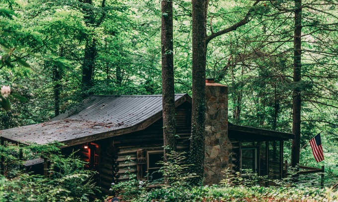Saluda Cabin | Rustic log cabin on Pearson falls rd