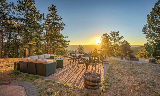 Woodland Park Ski Chalet | Rustic Lux! Private Cabin, Hot Tub, Game Room A+