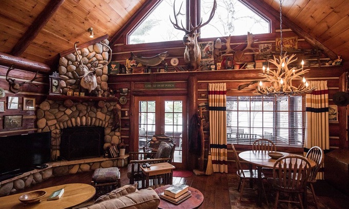 Hayward Cabin | Rustic Luxurious Log Cabin on magestic Round Lake at Richardson Bay cabin 7