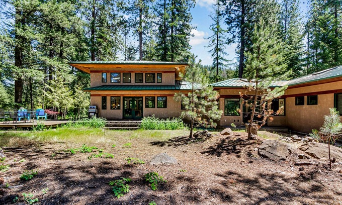 Harrison House | Rustic-modern home in forest overlooking Lake Coeur d’Alene with W/D & AC