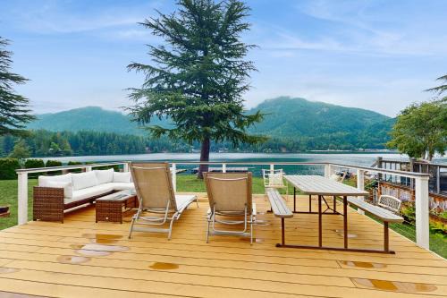 Port Angeles House | Rustic Pines Retreat