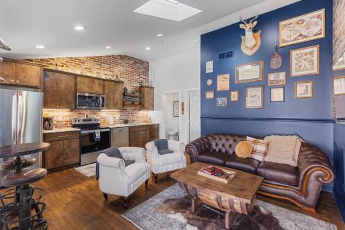 Greenwood House | Rustic plus Western - Walk to Bars, Coffee and Restaurants