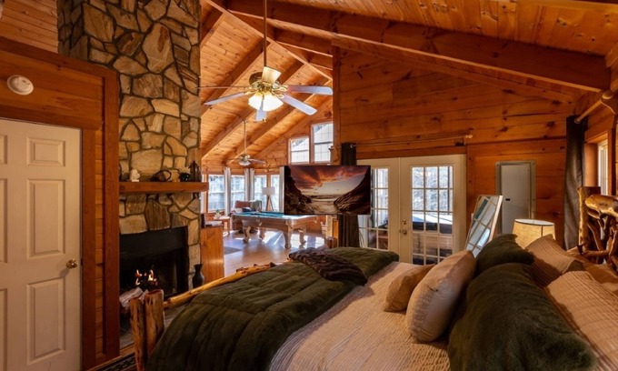 Sautee Nacoochee Cabin | Rustic Private Couples Cabin 1 BR Hot Tub, Pet Friendly, 6 mi. to Helen, WiFi