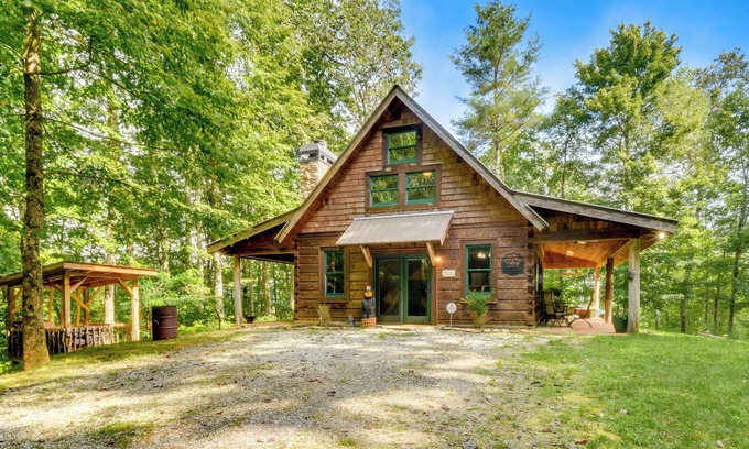 Rabun Gap Cabin | Rustic Rabun Gap Cabin ~ 2 Mi to Dtwn Clayton!