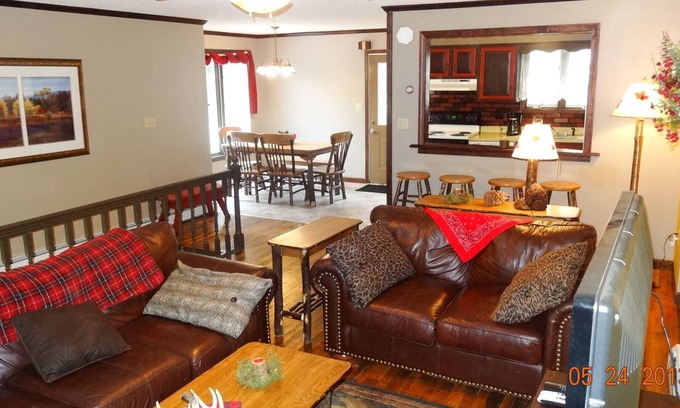 Athol House | RUSTIC RETREAT-2 story-inground pool and patio-fireplace-firepit-deck-wifi2 bath