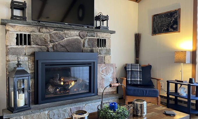 Pocono Lake House | Rustic Retreat –Seasonal Lake Views – Arrowhead Lake - Plaid Cabin