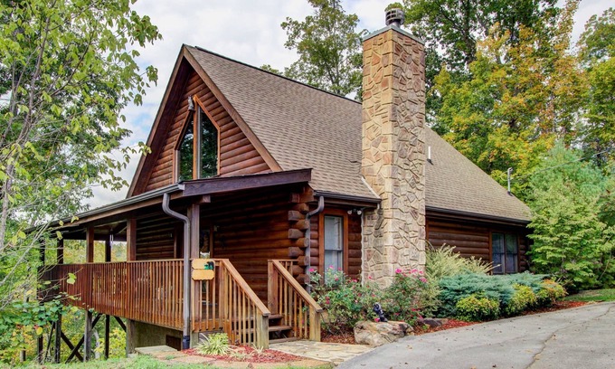 Sevierville Cabin | Rustic Sevierville Cabin w/Covered Porch!