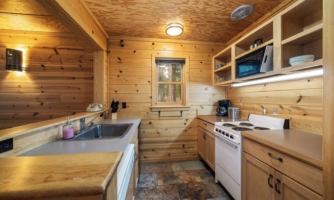 Mazama Cabin | Rustic Two Bedroom Cabin