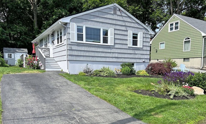 Beverly House | Ryal Side Hideaway Cove: A hidden gem with river views in Beverly.
