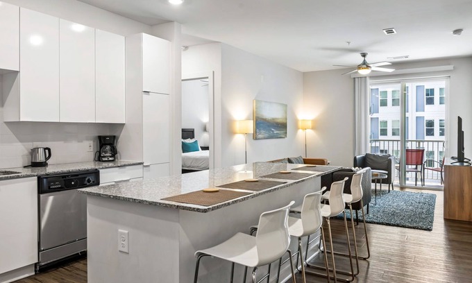 Midtown Apartment | (S2BB) Bright 2-BR Midtown Apartment with Pool and Gym