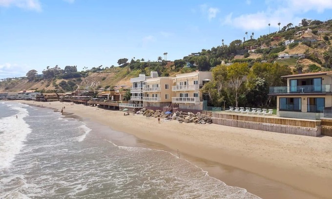 Eastern Malibu Apartment | SA Beach #9 Luxury Carbon Beach Suite with Balcony
