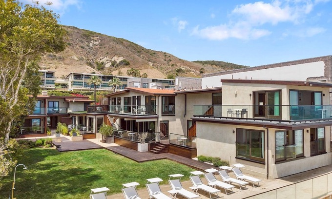 Eastern Malibu Apartment | SA Beach Suites #4 - Luxury Suite on Carbon Beach 1 Bedroom/Living room