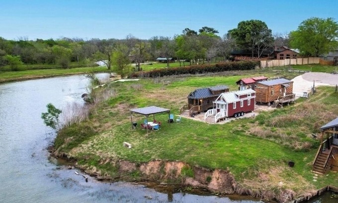 Willis House | Sabine Waterfront TinynHome - Lake Conroe Retreat Beautiful Sunsets