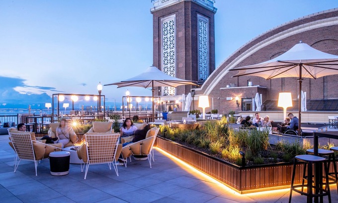 Streeterville Hotel | Sable at Navy Pier Chicago, Curio Collection by Hilton