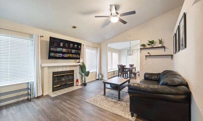 Southwestern Sacramento House | Sacramento Sanctuary: Modern 3BR Retreat w/Laundry & Parking