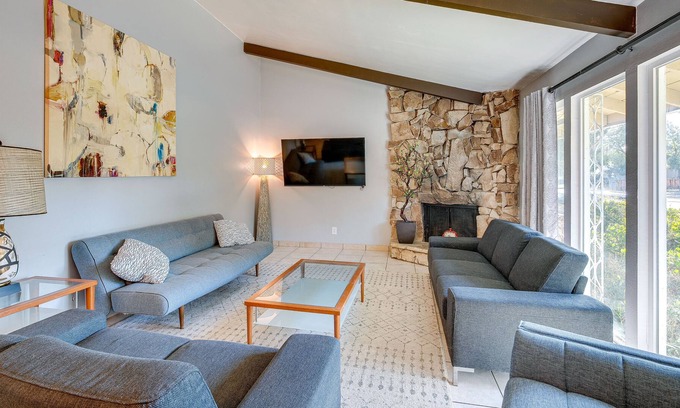 Pocket House | Sacramento Vacation Rental ~ 6 Mi to Downtown!
