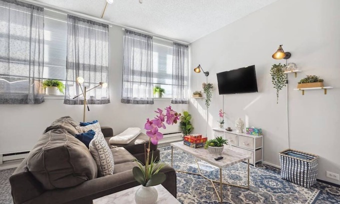 Printers Row Apartment | Safe Downtown Penthouse #1 | Vintage 2bd (+Gym)