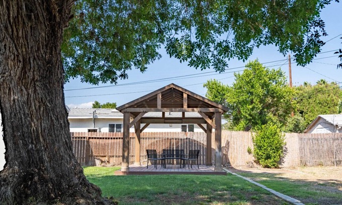 Walnut Valley House | Safe Neighborhood! 2 king beds, huge backyard!