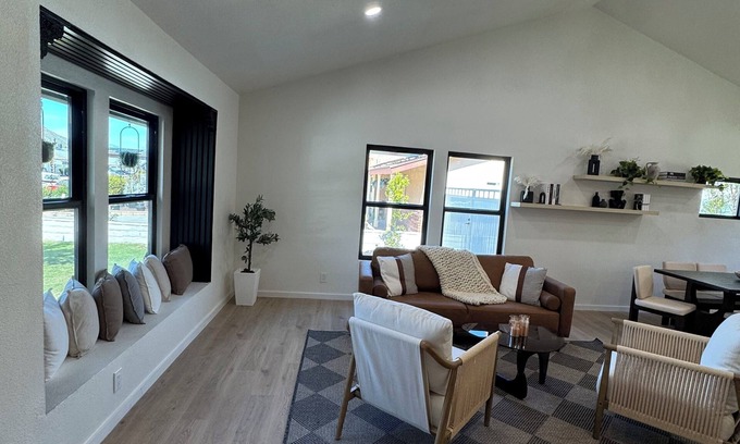 Thousand Oaks House | Safe neighborhood Charming 3-bedroom house with AC, WiFi in Thousand Oaks