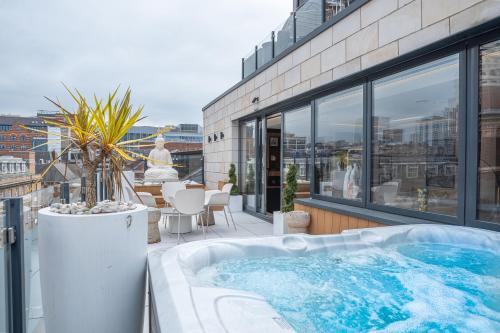 Leeds City Center Apartment | SAINT PAUL - Unrivalled 3BR Penthouse Apartment with Hot Tub Leeds