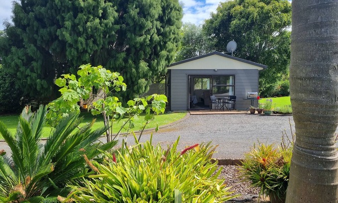 Coromandel Apartment | Sal's Rimu Rest-Smart TV/Internet, Peaceful Garden Setting, BBQ, 1.5km to town.