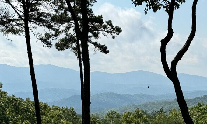 Blue Ridge Cabin | Sale! Incredible Views-Hot Tub on Deck-Clean-Fireplace-15 Minutes to Blue Ridge
