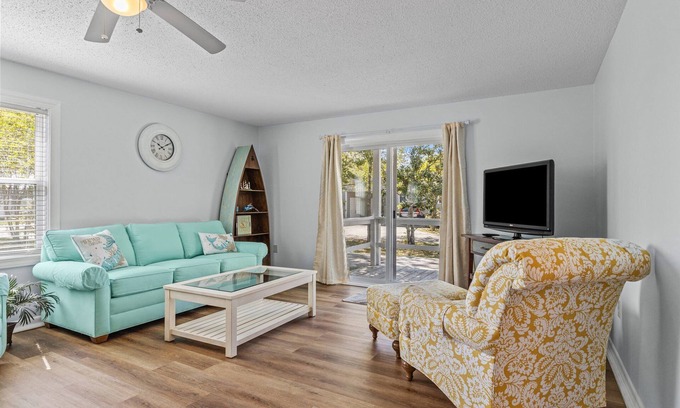 Morehead City Cottage | SALEM HARBOR COTTAGE IN MOREHEAD CITY- cozy; clean, canal view & great location!