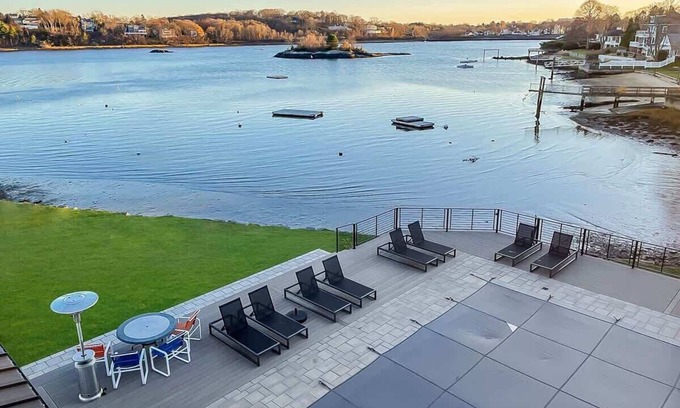 Salem House | Salem Waterfront Couples Retreat - Walk Downtown!