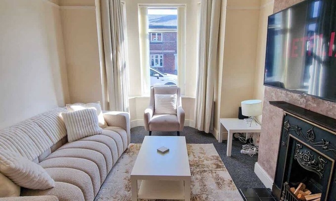 Salford House | Salford Home Sleeps 10 By City SuperHost