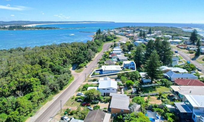 Swansea Heads House | Salts Bay Getaway for surf, sand and fun.