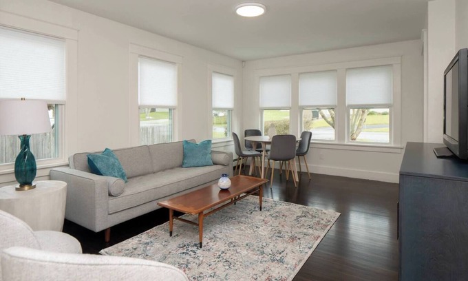 Newport East House | Saltwater Beach Cottage