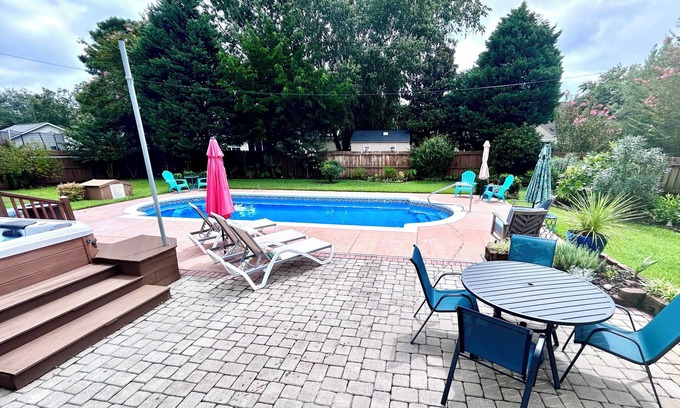 Myrtle Grove House | Saltwater Pool-Hottub-4 BR 3 BA-King beds-7 miles to the Beach!