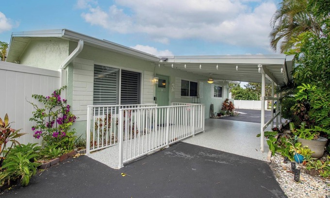 Jupiter House | Salty Sea Home Jupiter/Tequesta! 4-bedroom 2-bath fully furnished home, sleep 8.